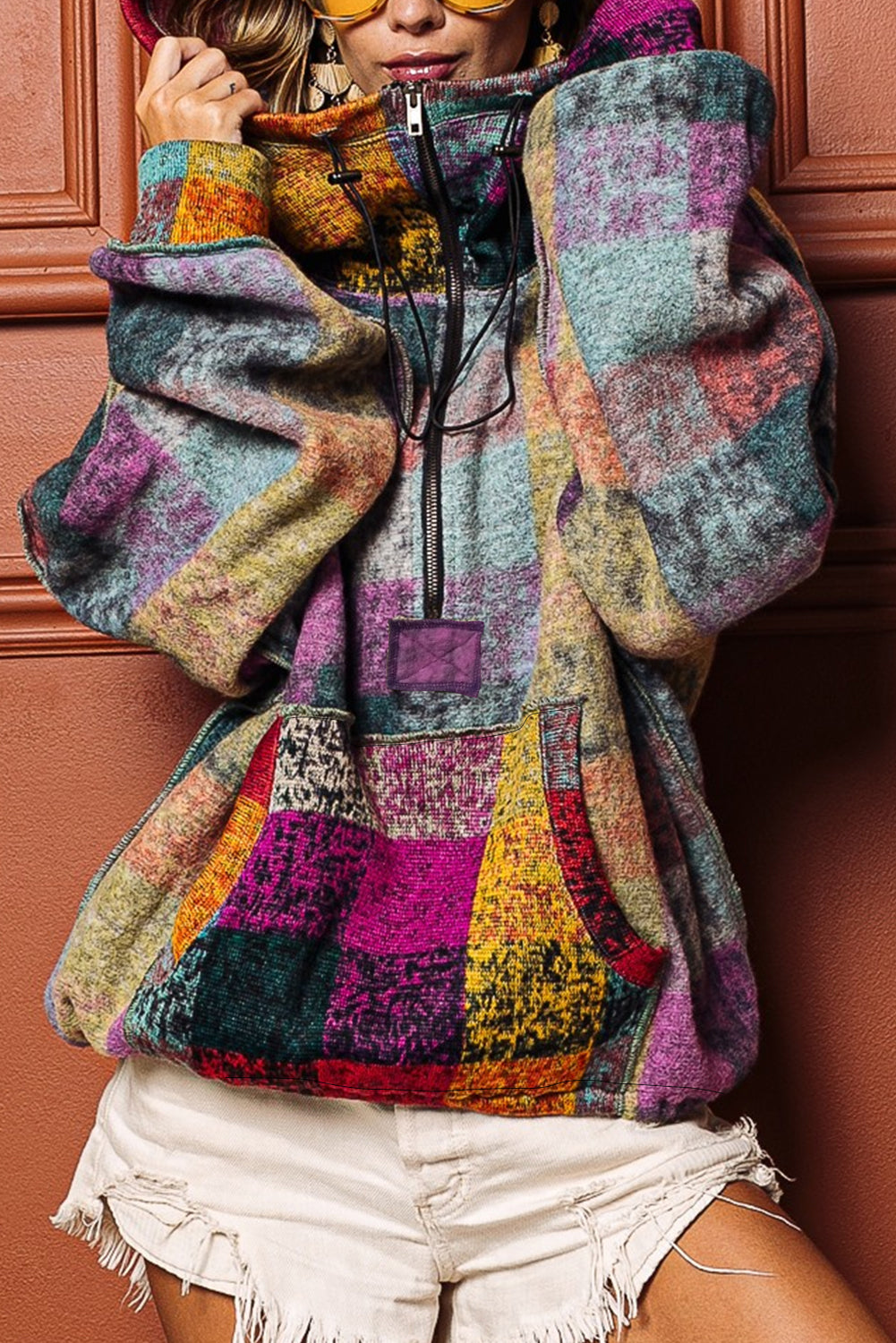 Večbarvni pulover s kapuco s polzadrgo in karirasto barvo