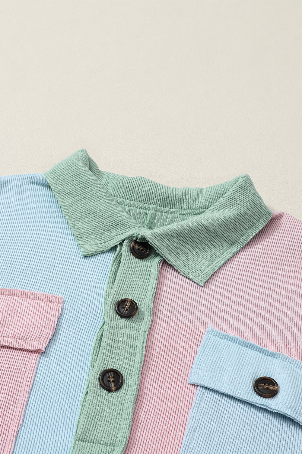 Višebojni izloženi šavovi Colorblock Rebrasta prevelika majica s puderima