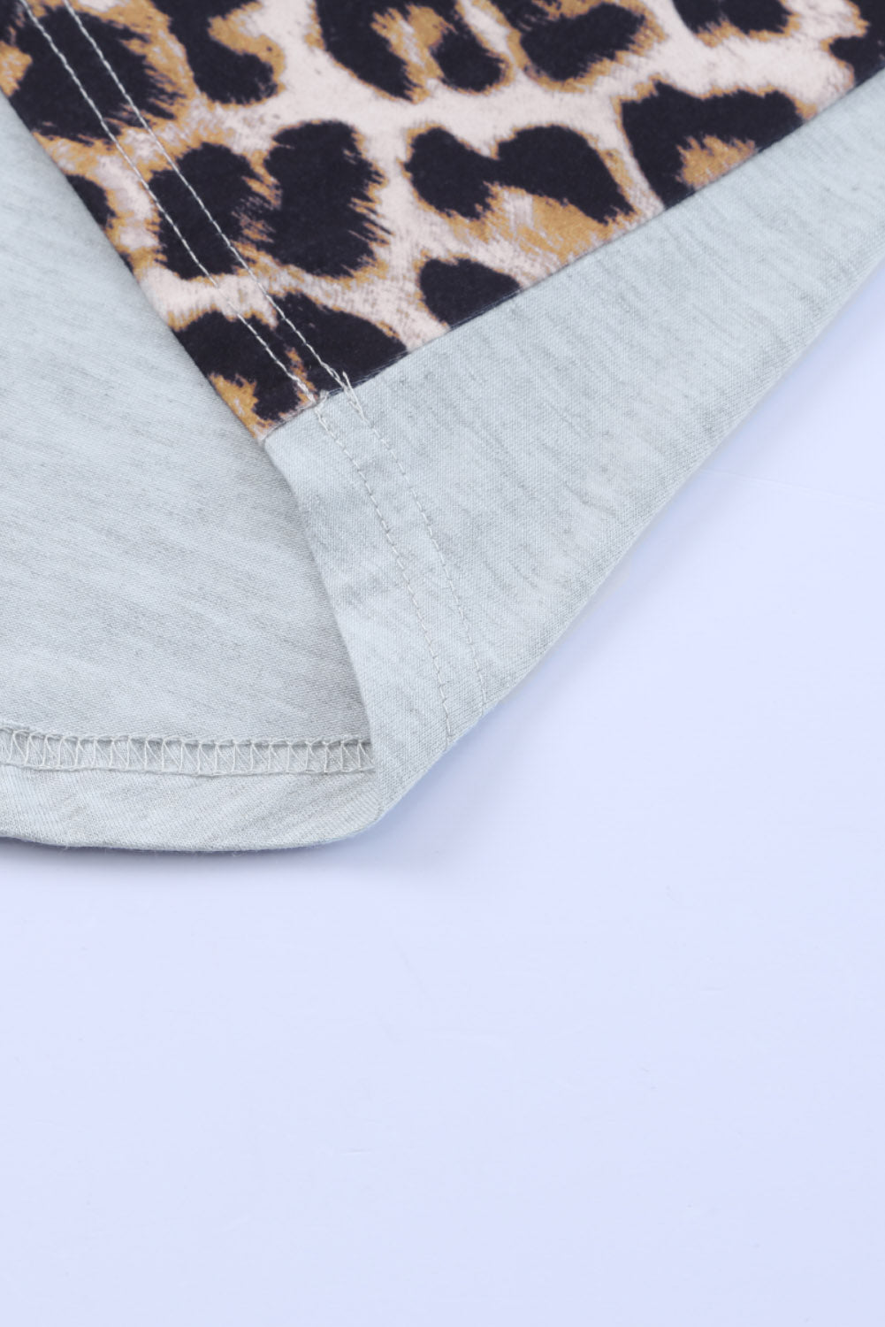 Siva majica kratkih rukava s O-izrezom i leopardovim spojem