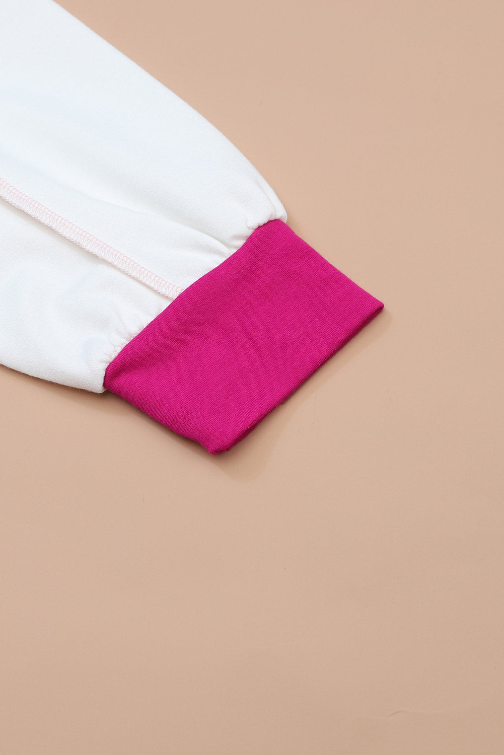 Ružičasta majica s kapuljačom s otkrivenim šavovima širokih rukava