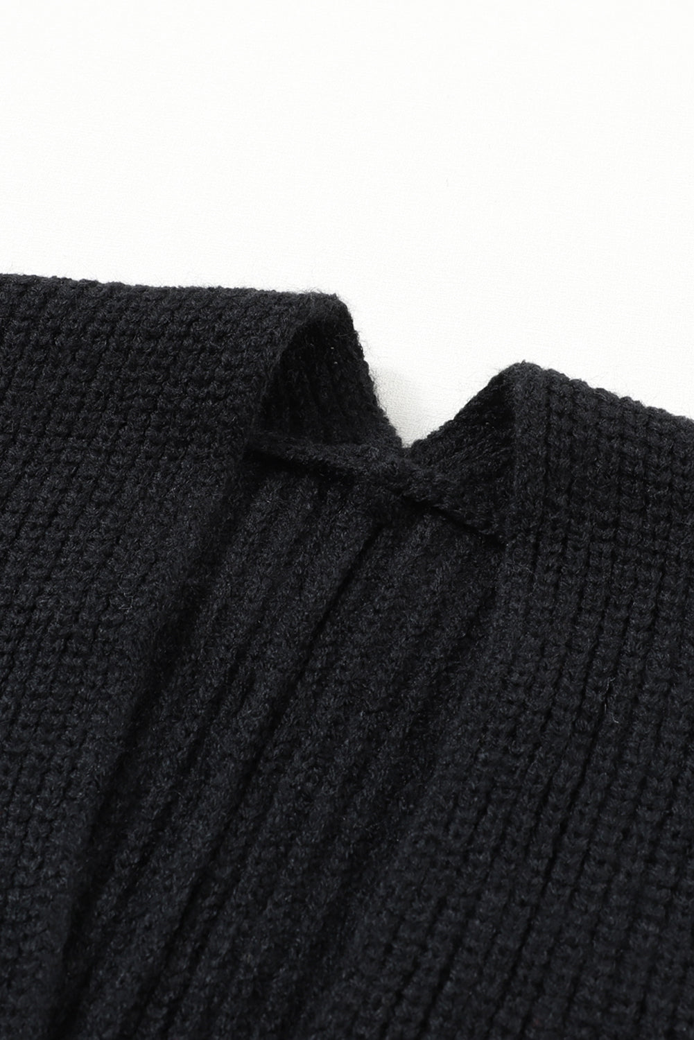 Prevelik črn pulover s preklopnimi rokavi