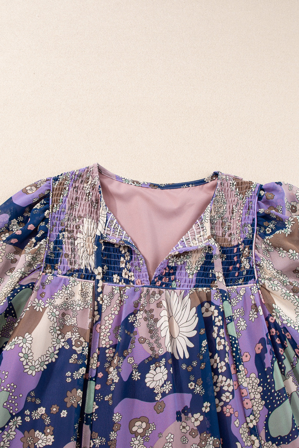 Lila Vintage Gänseblümchen-Kurzkleid mit Puffärmeln und Rüschen