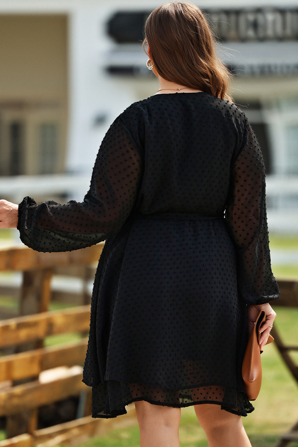 Črna švicarska obleka z dolgimi rokavi s pikami in v-izrezom velike velikosti
