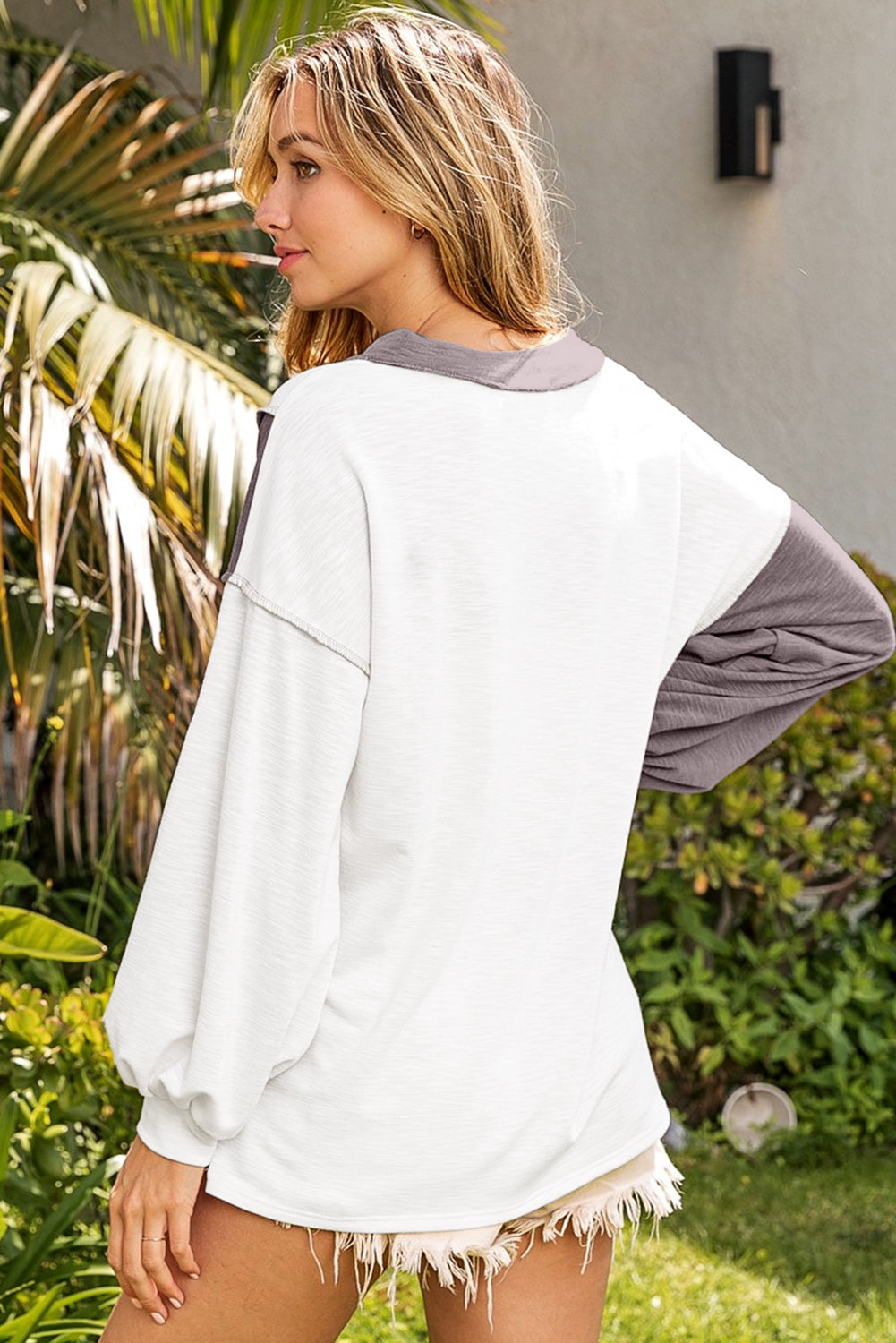 Haut en tricot blanc à coutures apparentes et patchwork color block