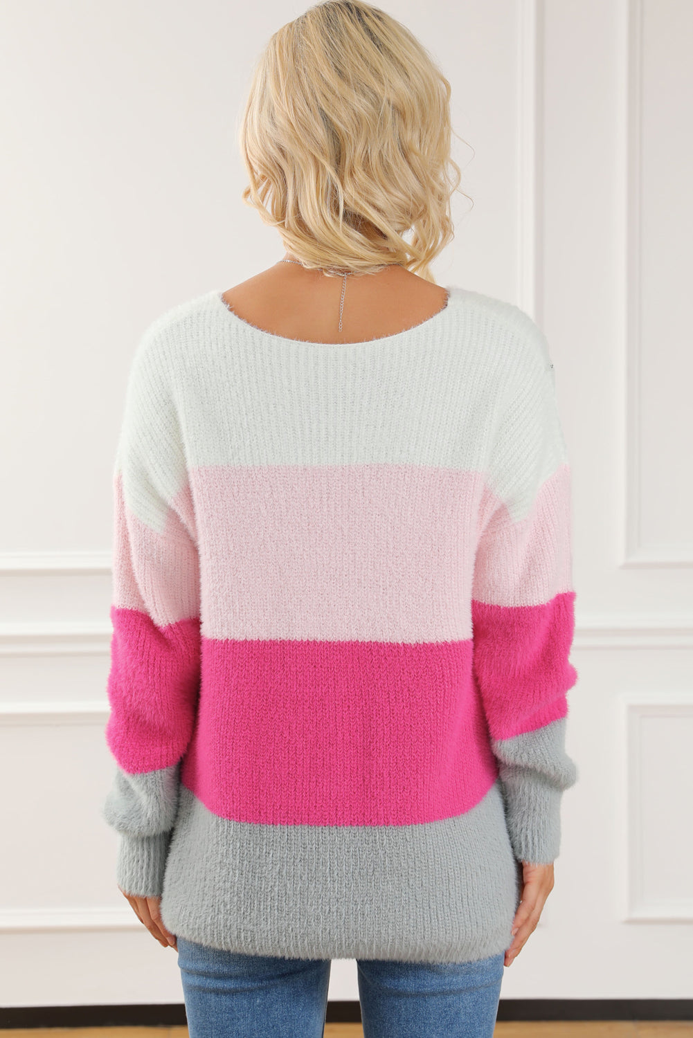 Prugasti pulover s nejasnim V izrezom u boji