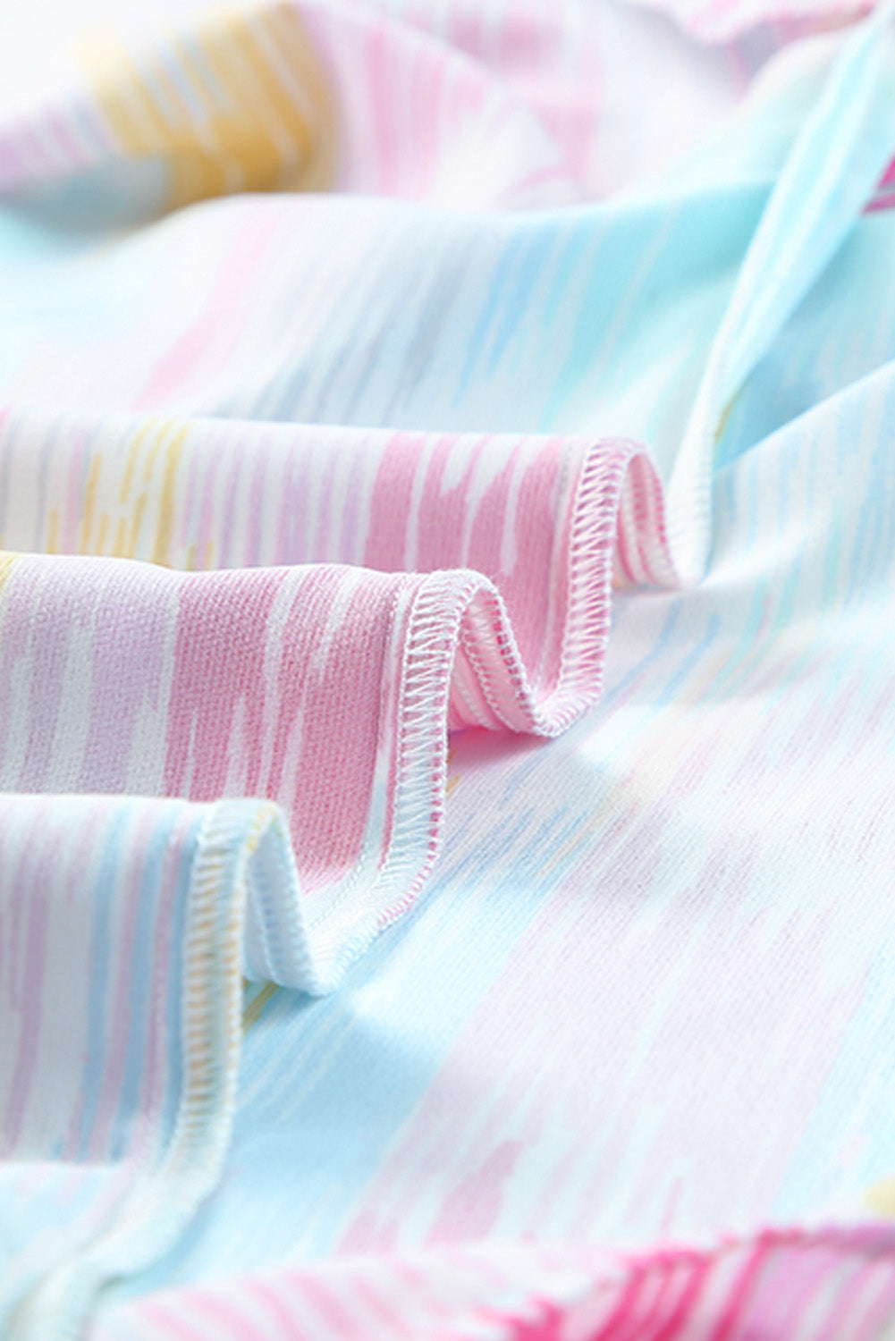 Rožnata bluza z abstraktnim potiskom z V izrezom
