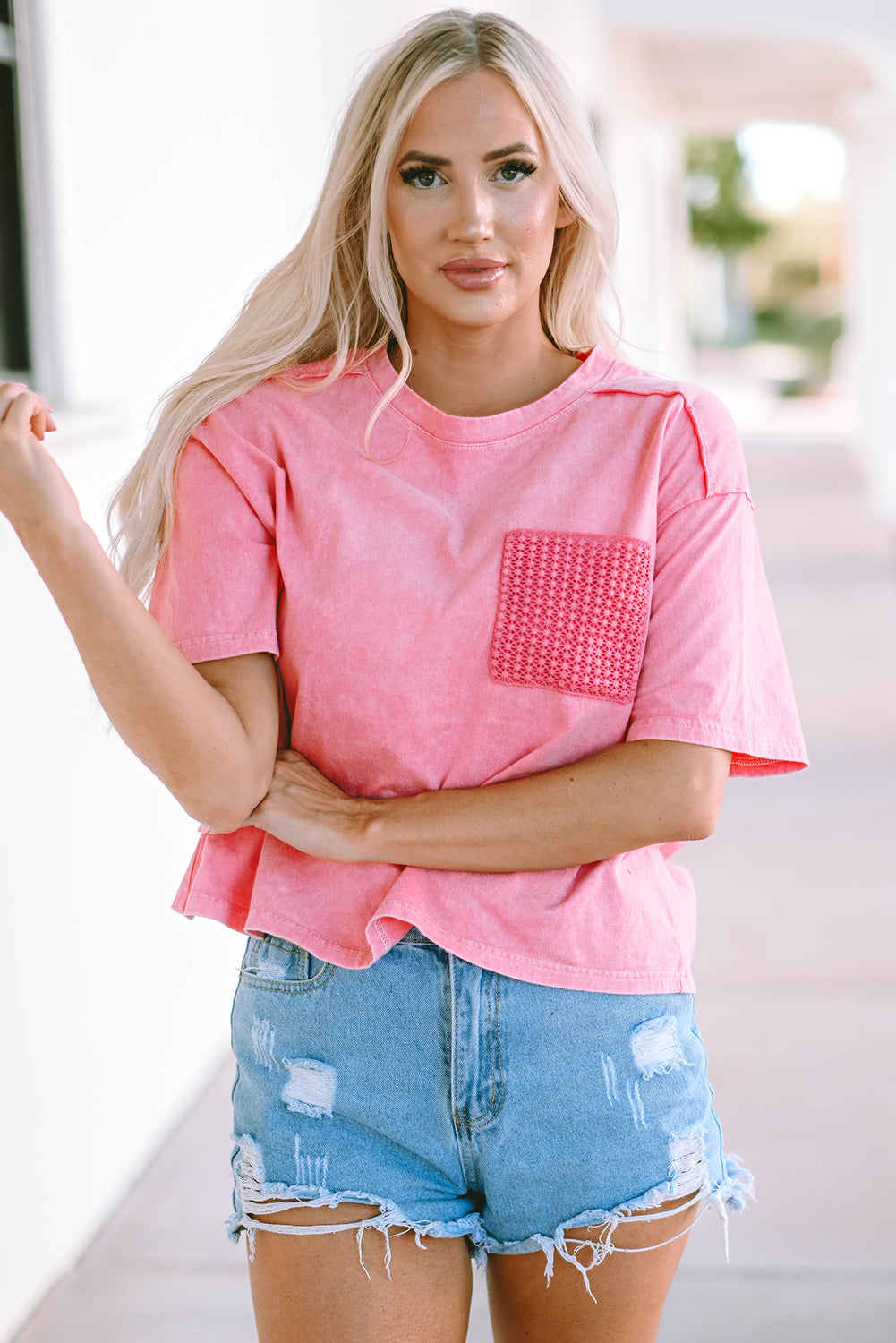 T-shirt con tasca applicata in pizzo lavaggio acido rosa