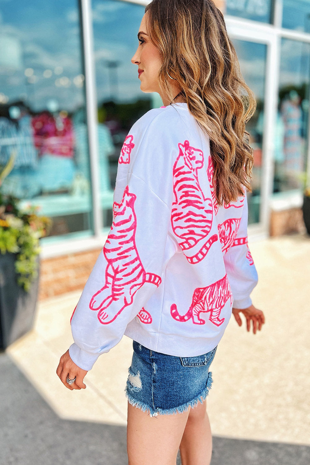 Svetlo bel roza pulover z živalskim vzorcem