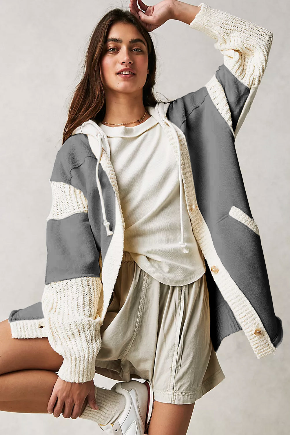 Cappotto funzionale con cappuccio patchwork in maglia a contrasto grigio scuro