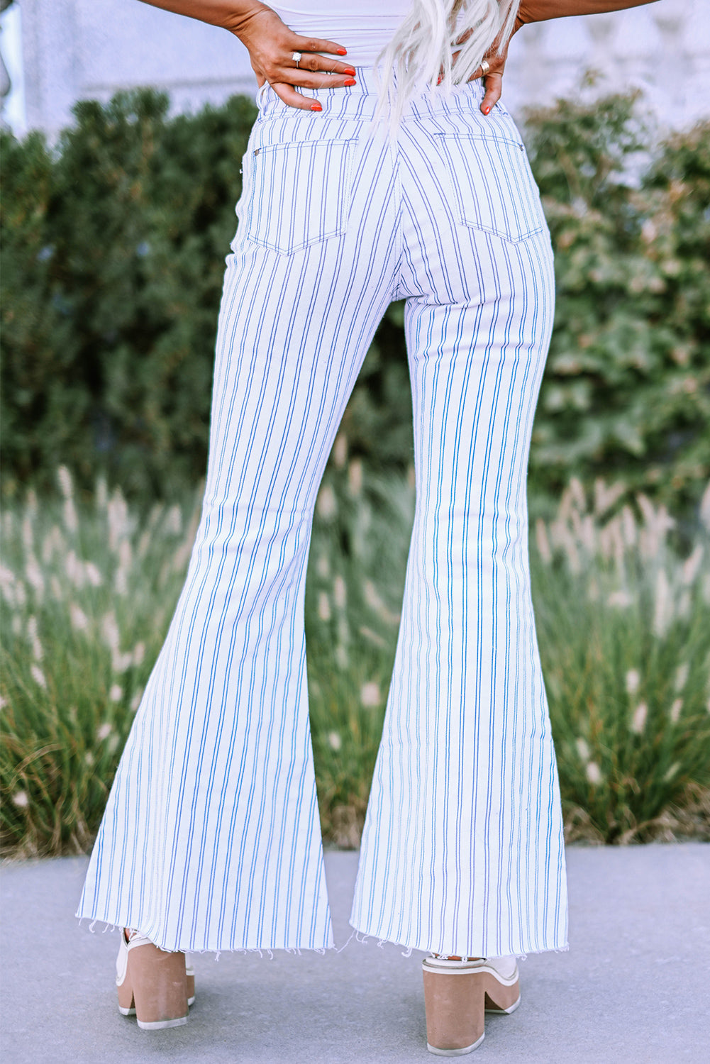 Pantaloni svasati con stampa a righe bianche a vita alta
