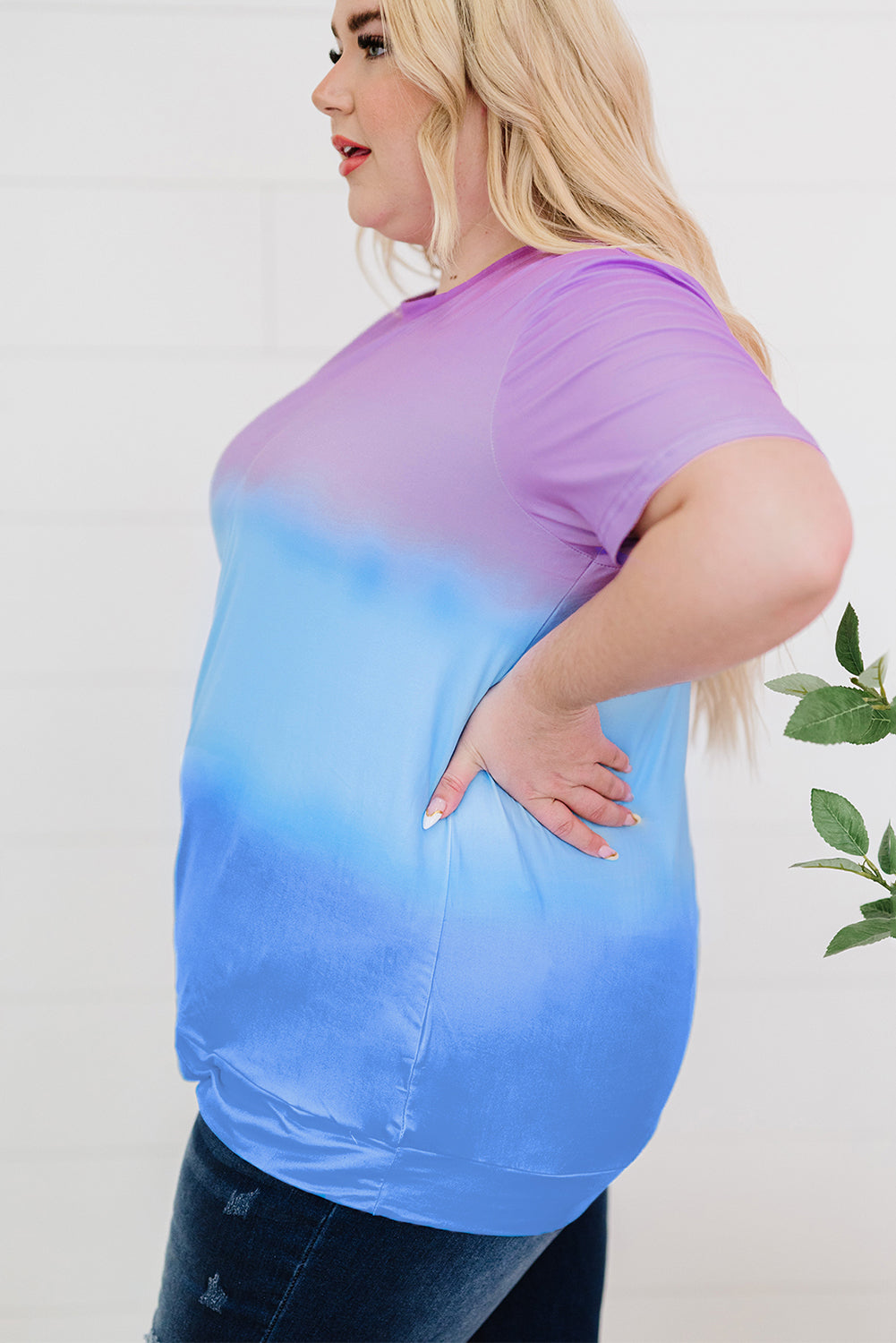 Vijolična majica velike velikosti z okroglim izrezom in barvanimi barvnimi bloki