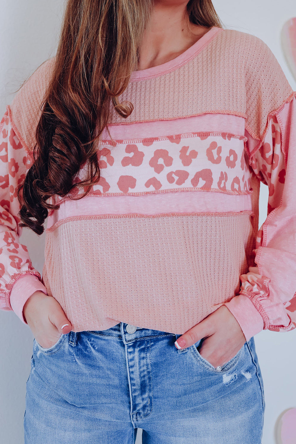 Haut en tricot gaufré à coutures apparentes et patchwork léopard rose