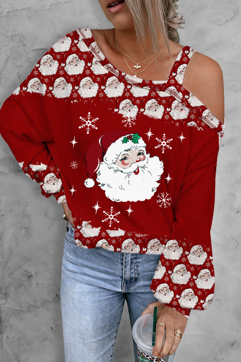 Rote Bluse mit weihnachtlichem Weihnachtsmann-Muster und kalter Schulter