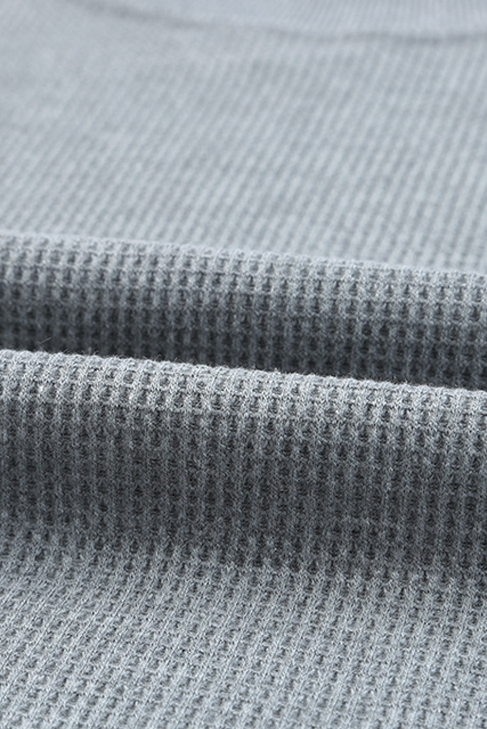Siva pletena majica z okroglim izrezom in obrobo z vaflji