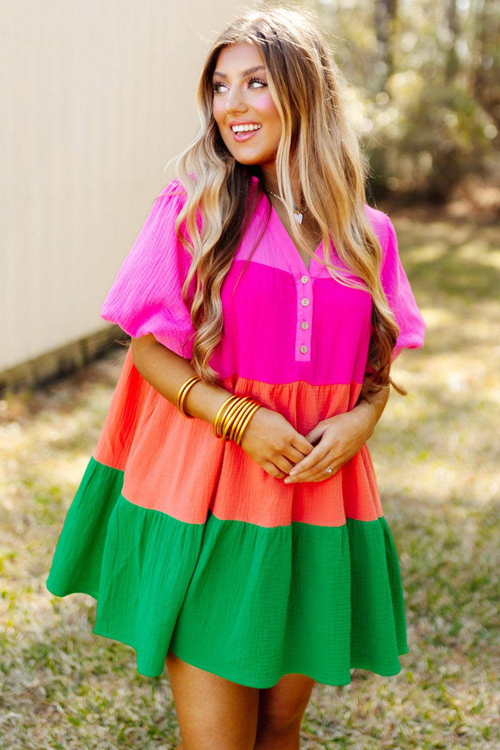 Mehrfarbiges Farbblockkleid mit gestuften Puffärmeln