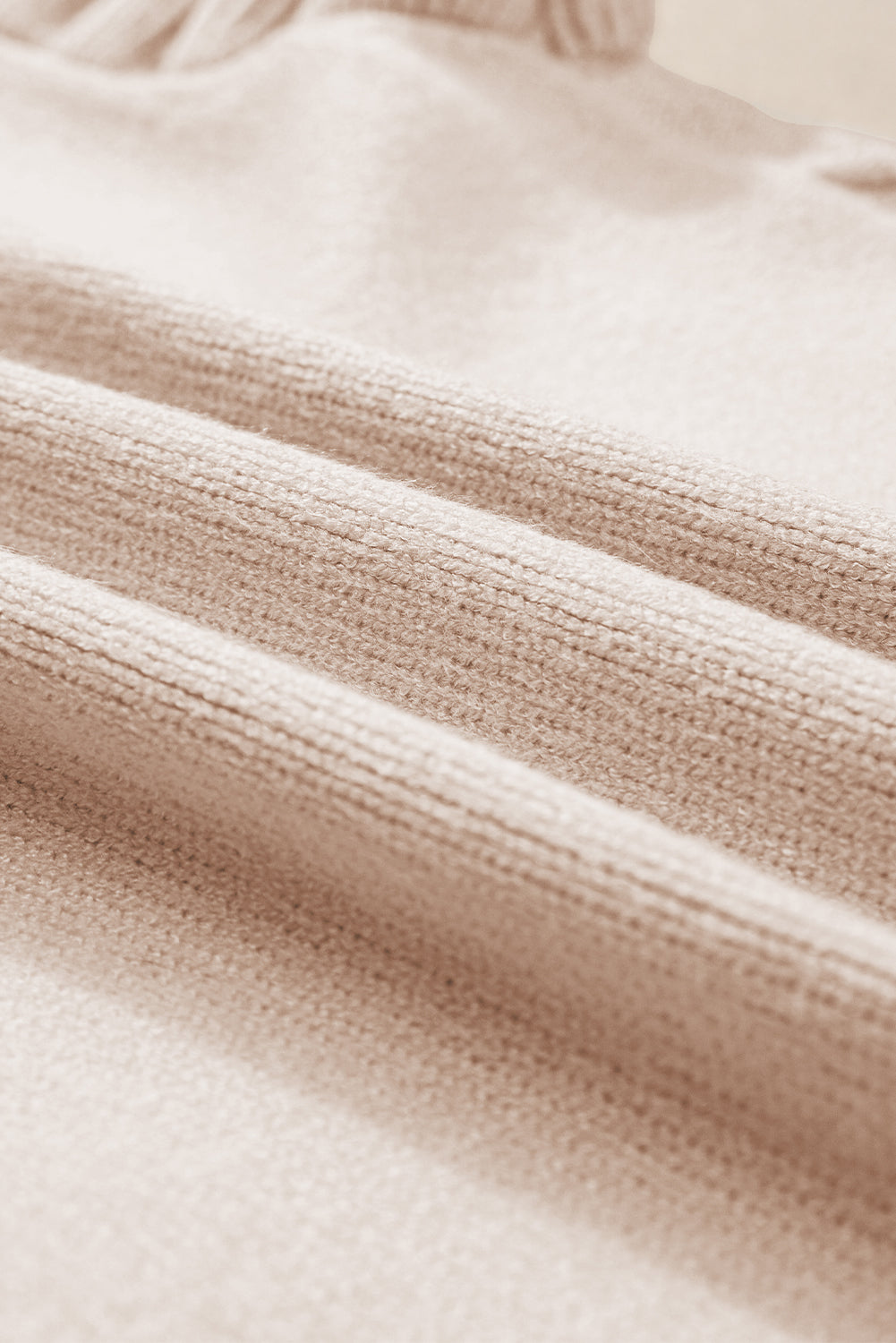 Pergamentfarbener Zopfmusterpullover mit Stehkragen und Flügelärmeln