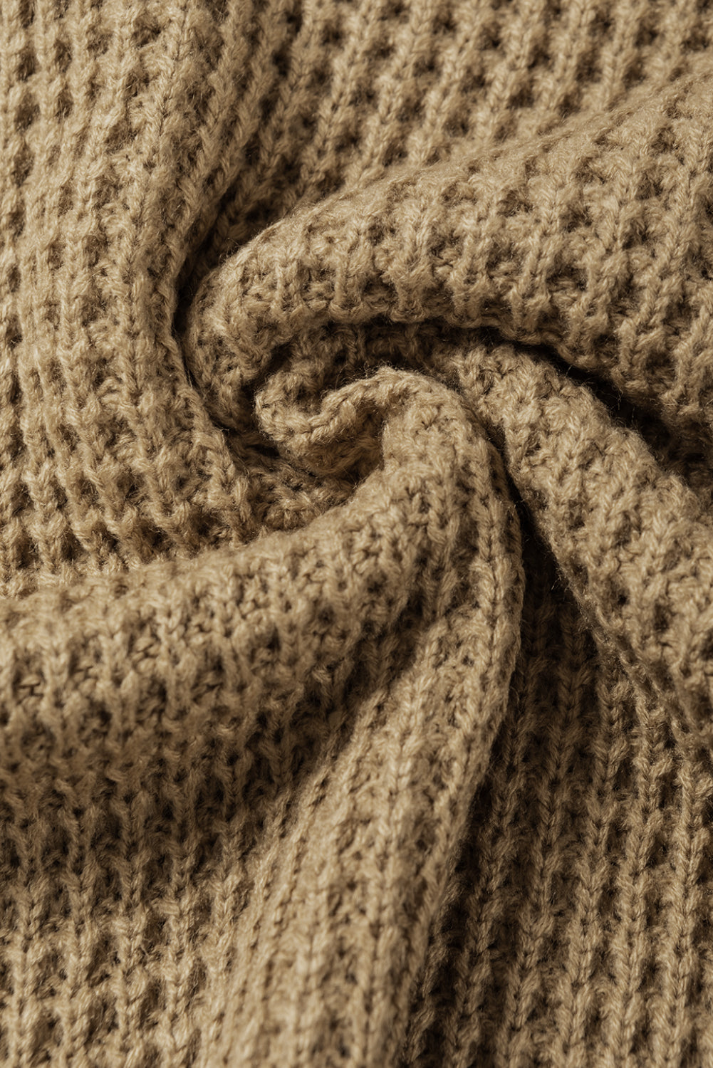 Svetlo francosko bež pleten pulover z visokim ovratnikom in kratkimi teksturiranimi rokavi