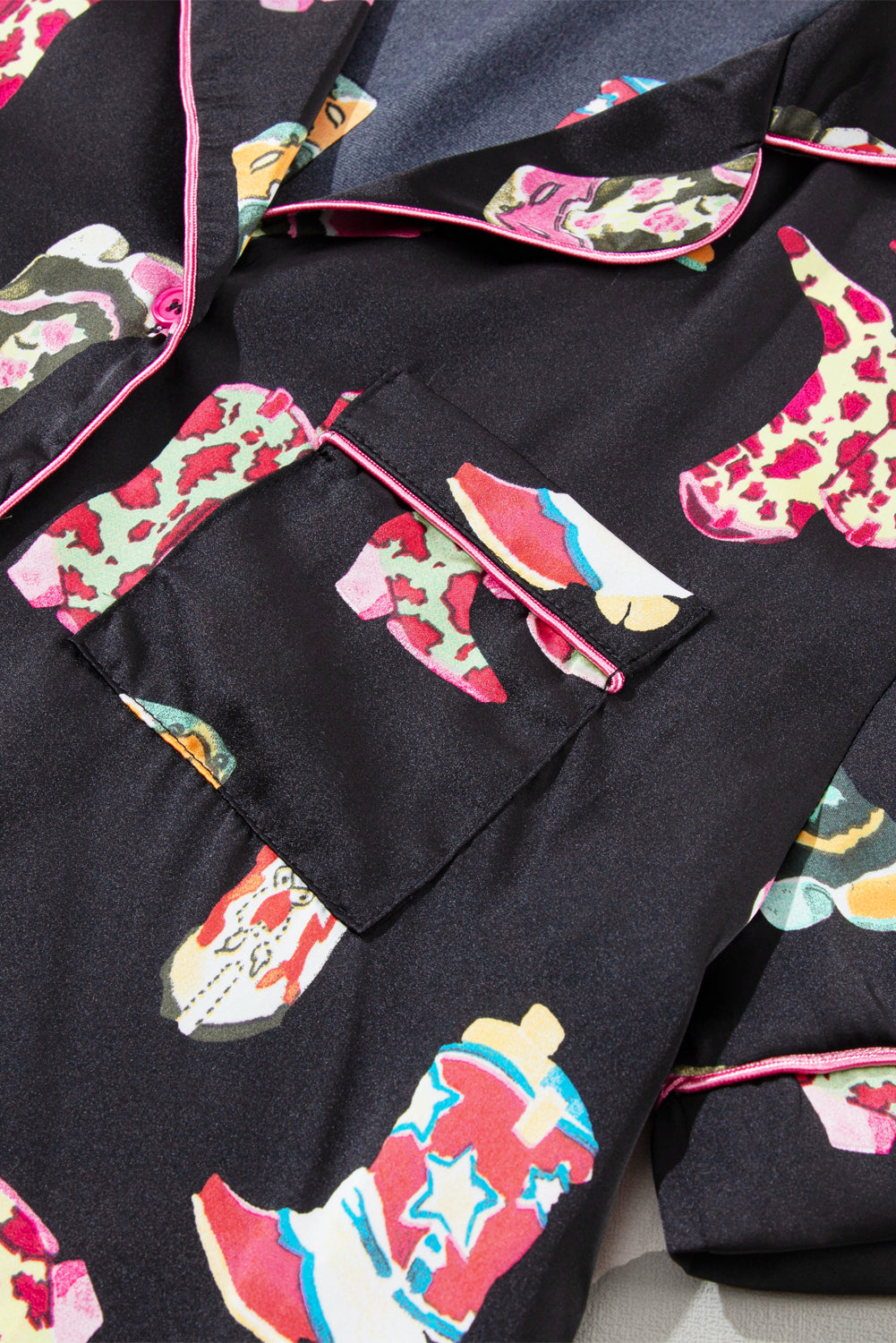 Set pigiama corto stampato con stivali western neri