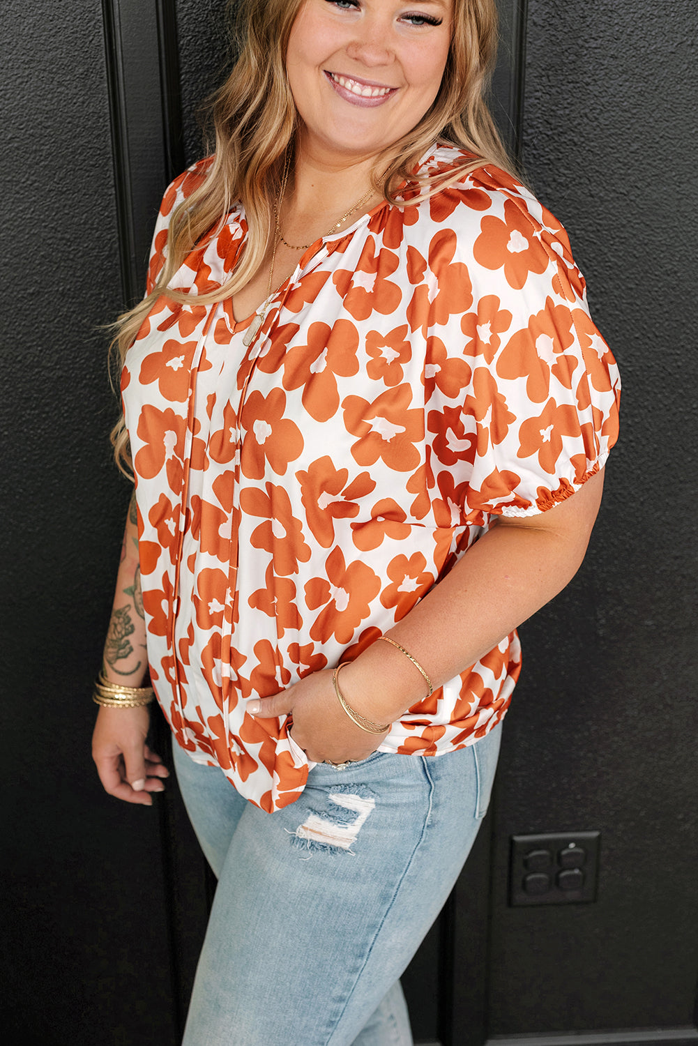 Oranžna bluza s kratkimi rokavi in ​​v-izrezom s cvetličnim vzorcem velike velikosti