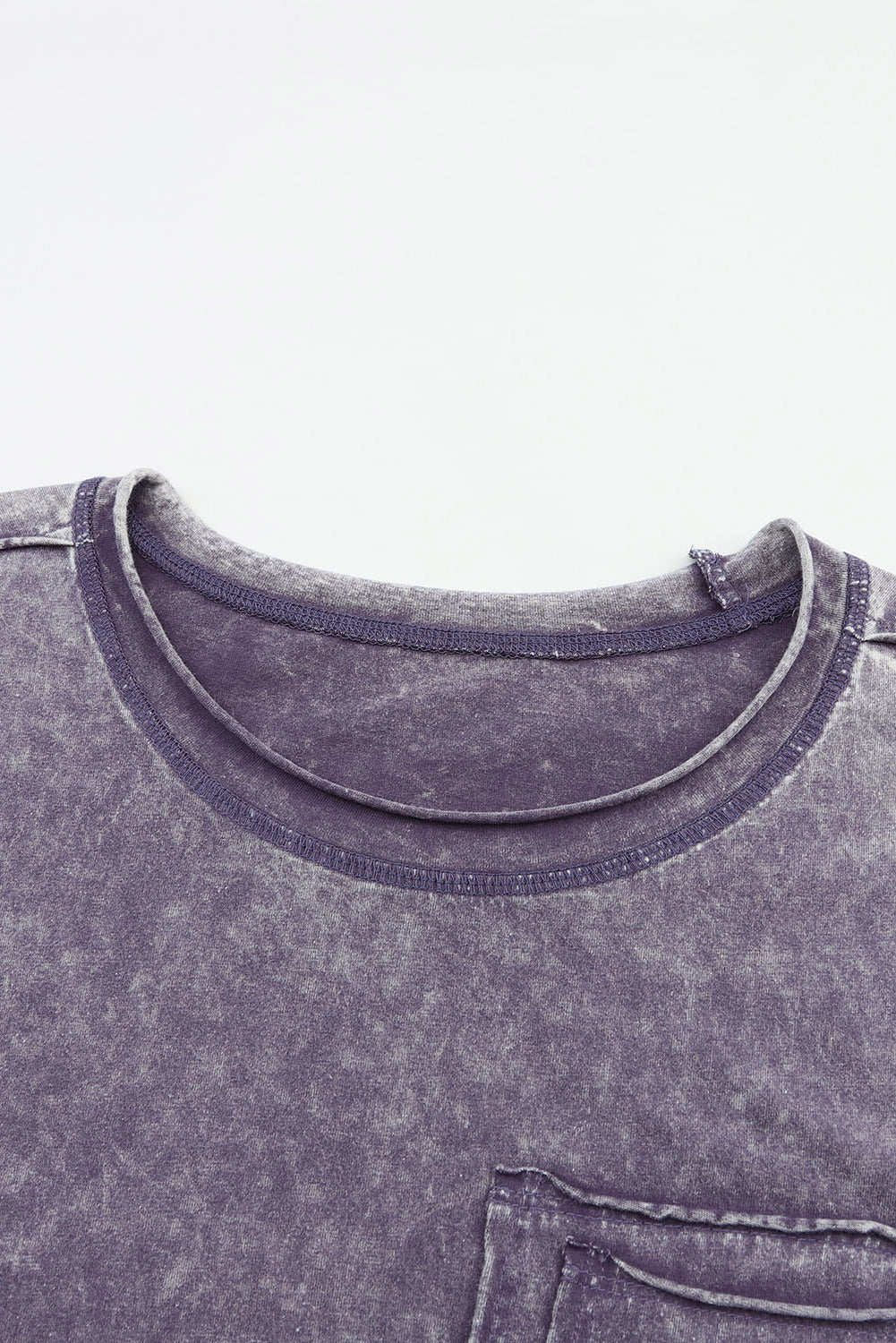 T-shirt gris à poches avec délavage minéral vintage et fentes