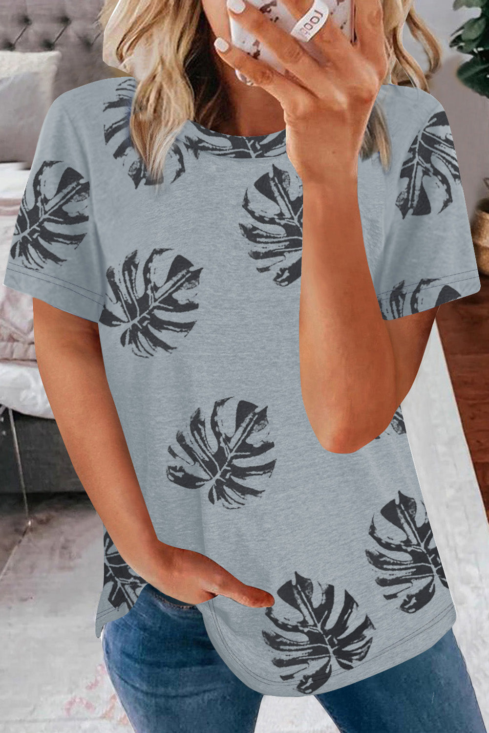 T-shirt girocollo grigia con stampa di piante tropicali