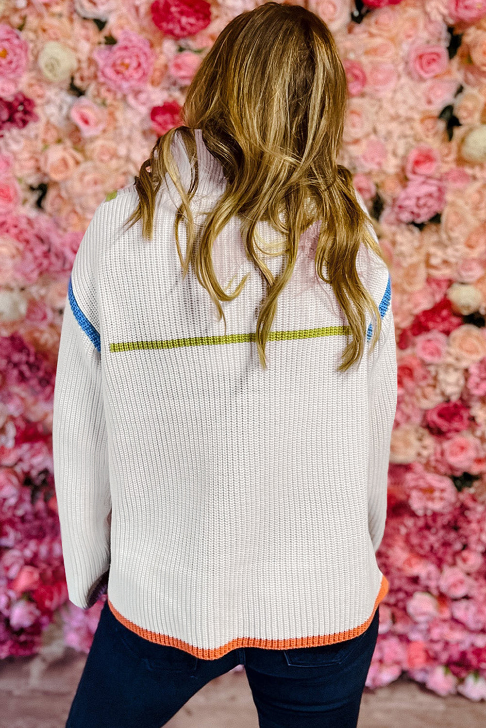 Bijeli šareni rubni džemper s patentnim zatvaračem na spuštena ramena