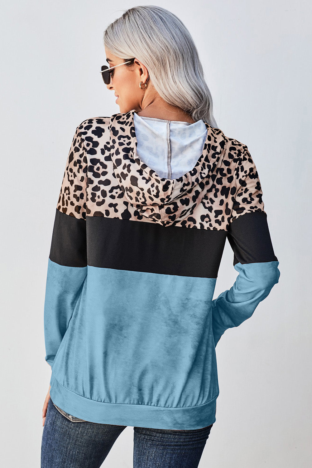 Modri ​​pulover s kapuco v barvah Leopard Tie Dye Colorblock