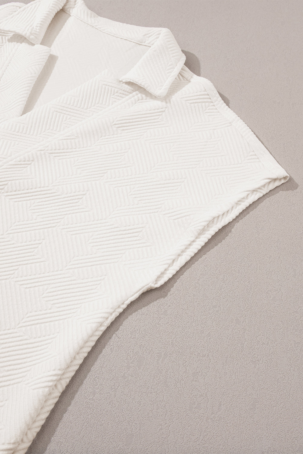 Bijela majica kratkih rukava s V izrezom i ovratnikom