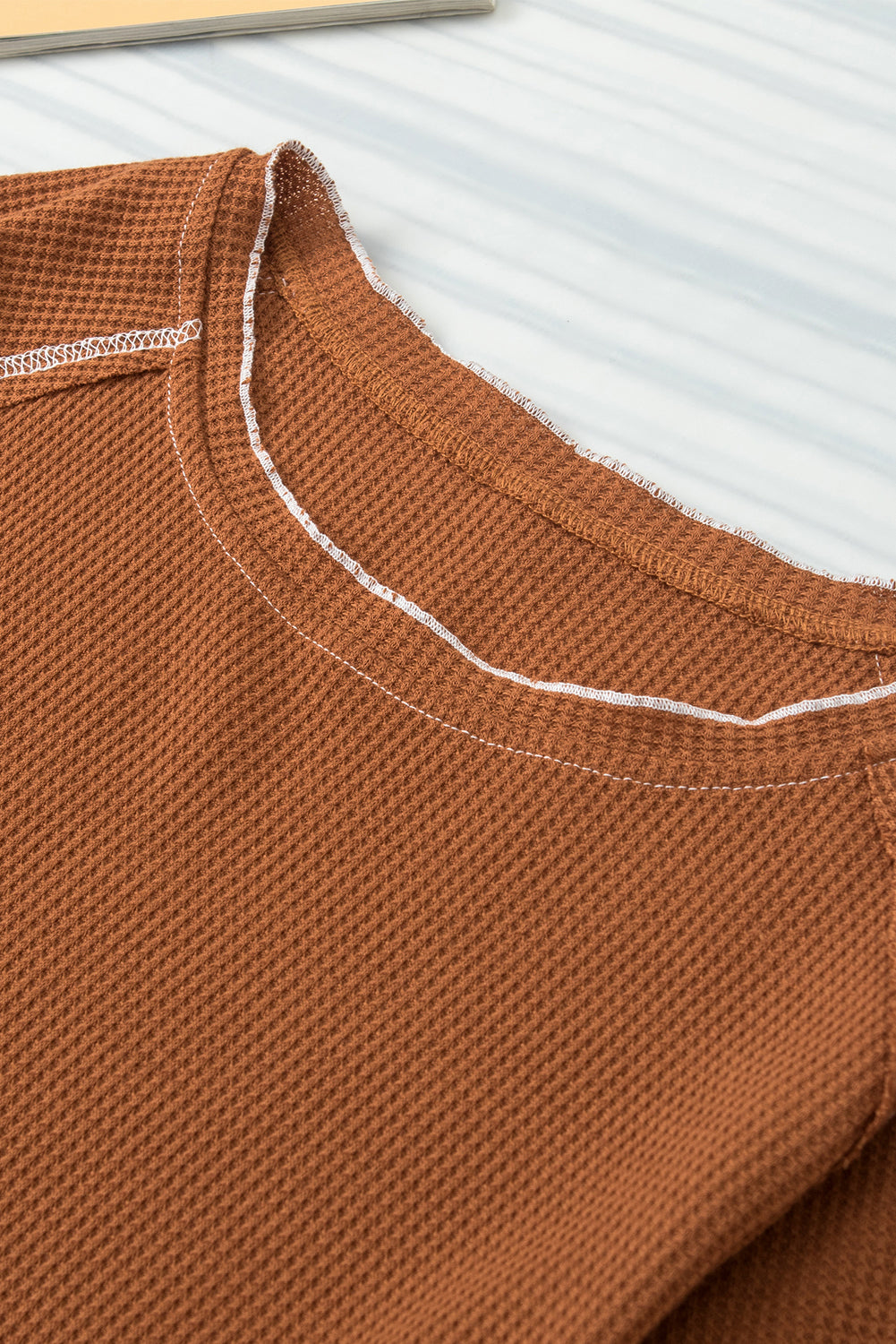 T-shirt en tricot gaufré à bords froncés et coutures contrastées marron