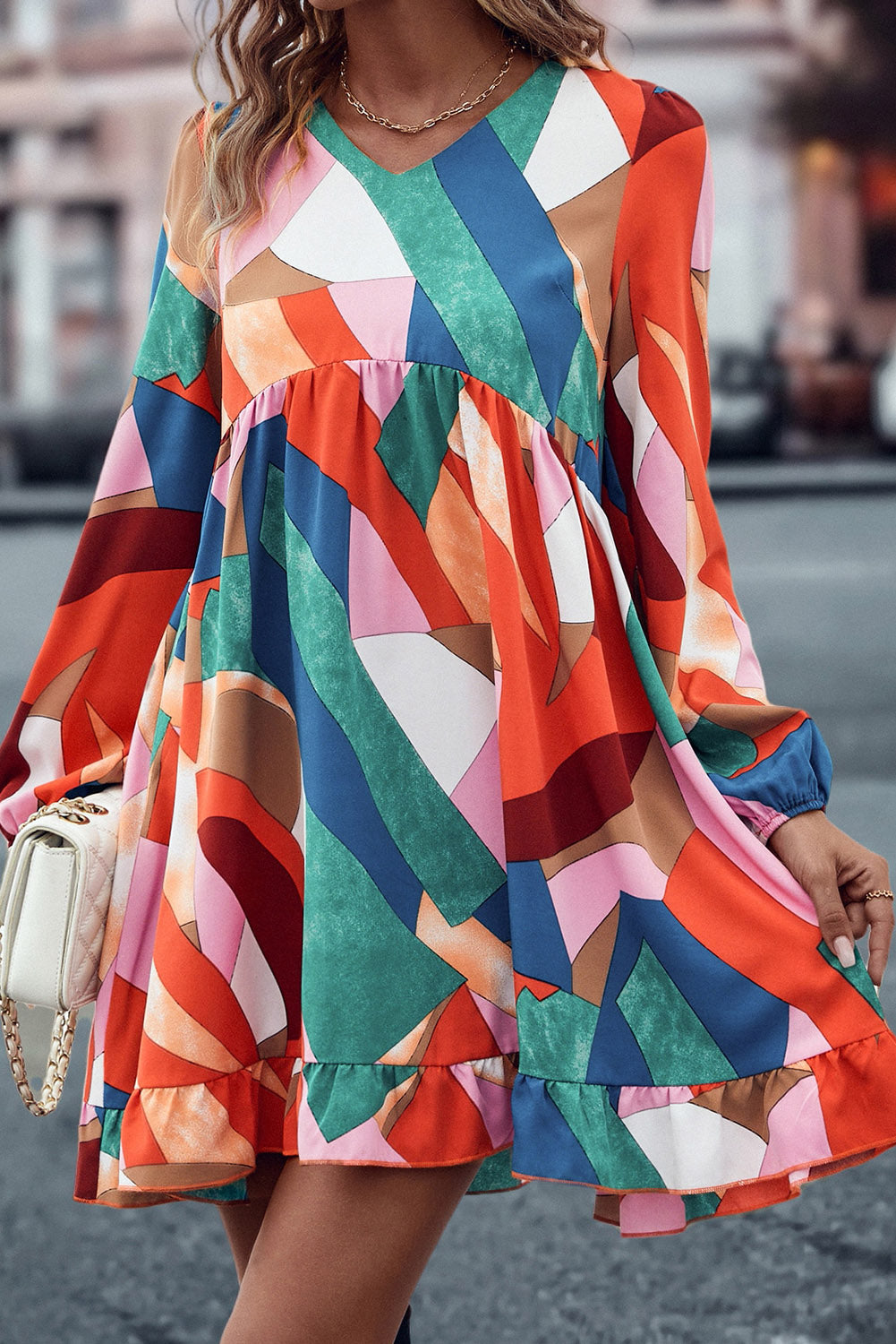 Mehrfarbiges, langärmliges Babydoll-Kleid mit geometrischem Aufdruck und Rüschen