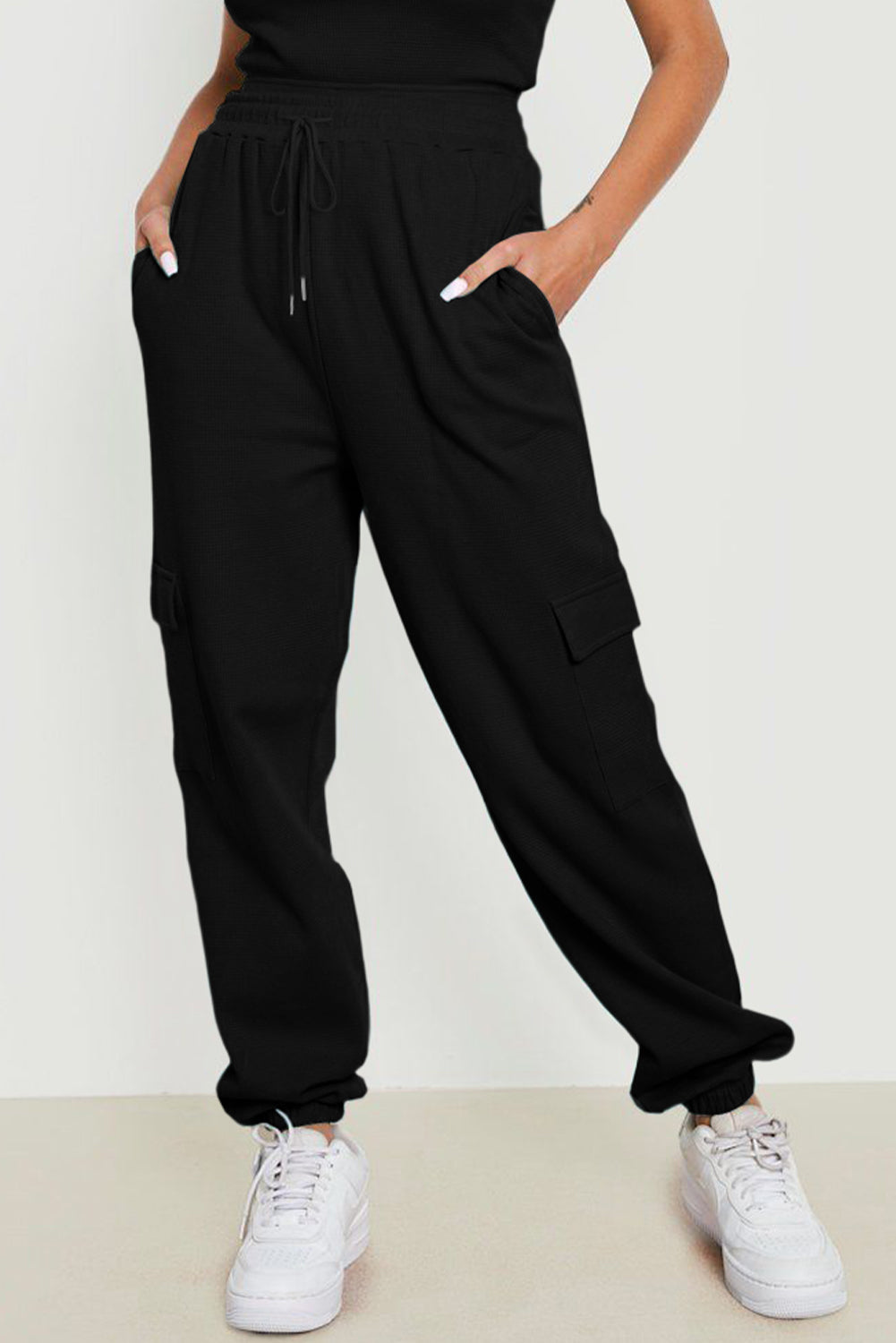Pantalon de jogging noir à poche cargo et texture gaufrée