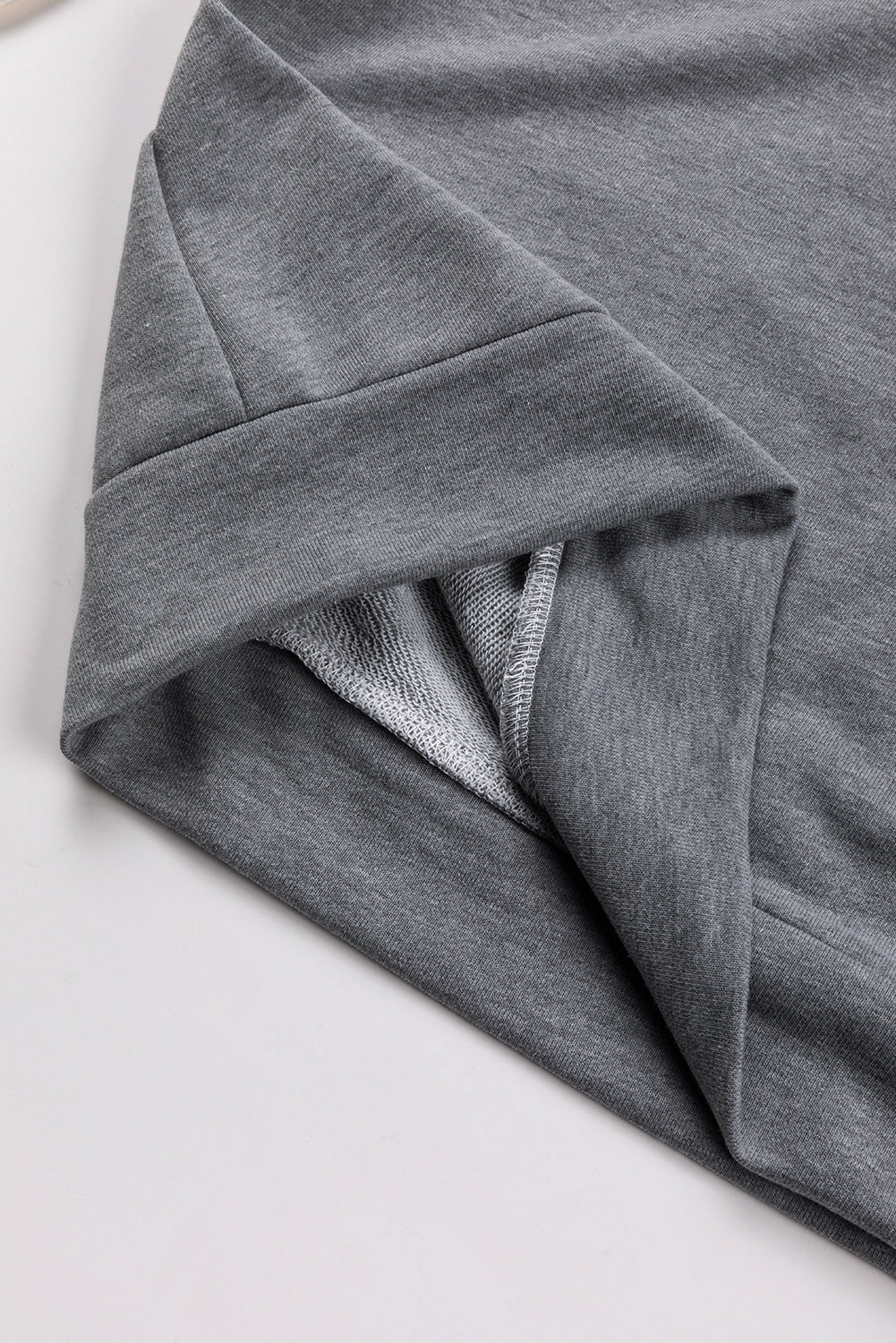 Sweat-shirt gris foncé à manches en tricot torsadé et col rond