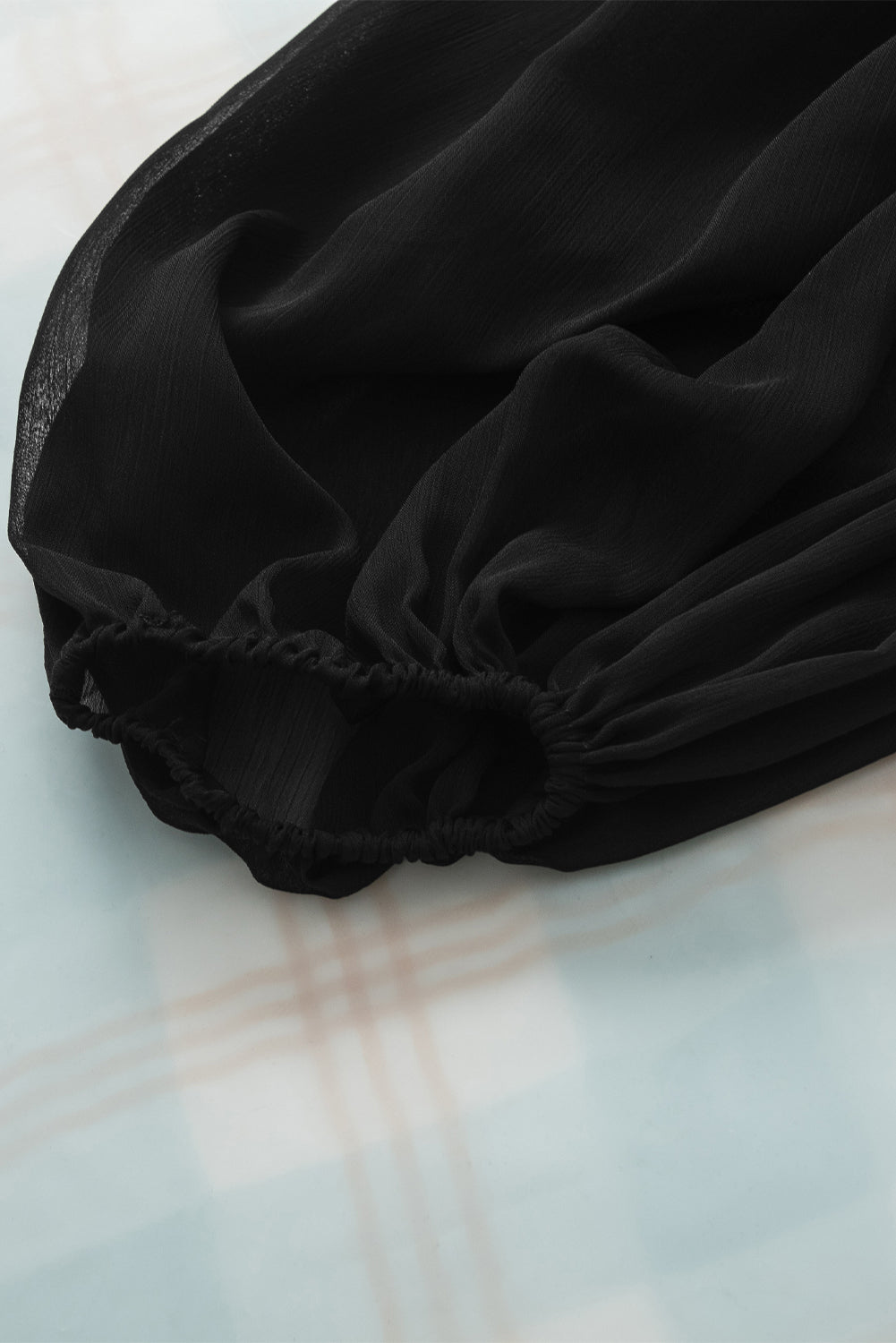 Črna mrežasta majica z napihnjenimi rokavi in ​​rebrami
