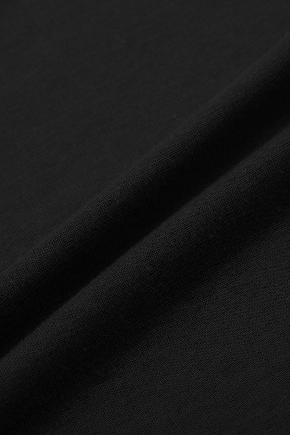 Crna jednobojna majica uskog kroja s V izrezom