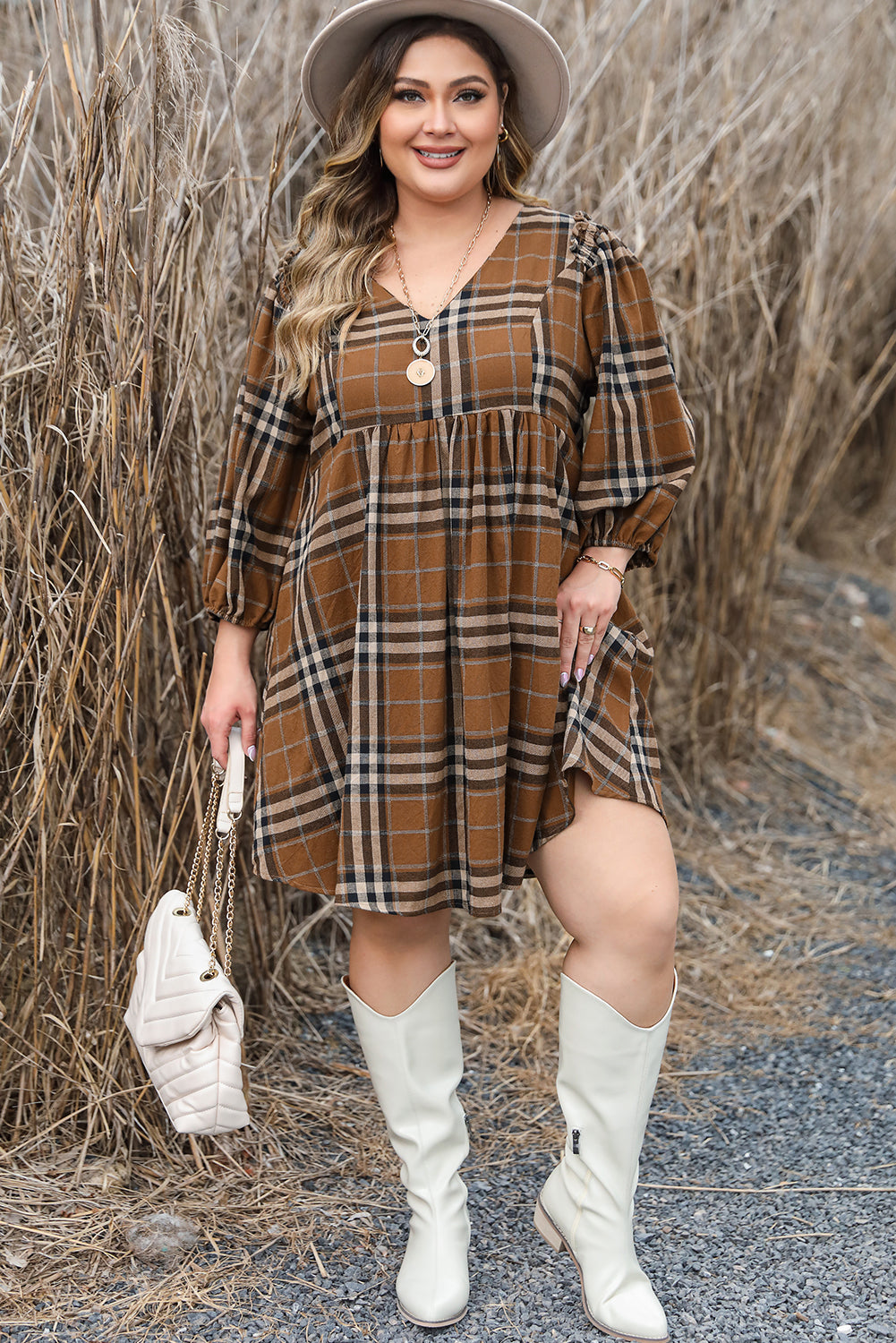 Braun bedrucktes kariertes Babydoll-Kleid mit V-Ausschnitt in Übergröße