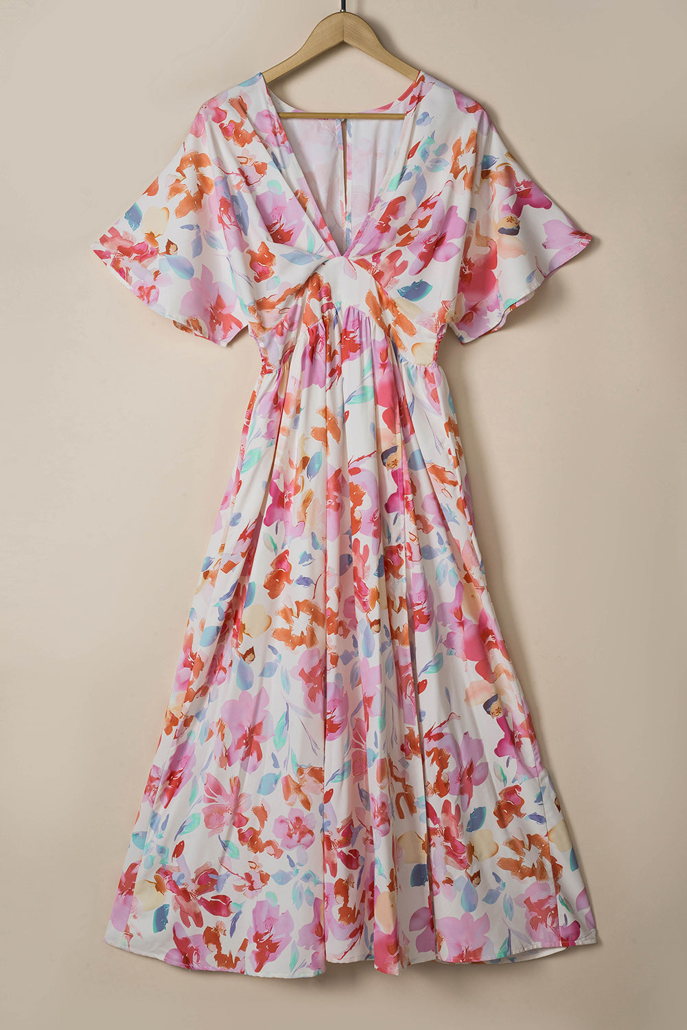 Večbarvna dolga obleka z v-izrezom in naborki s tropskim cvetličnim vzorcem