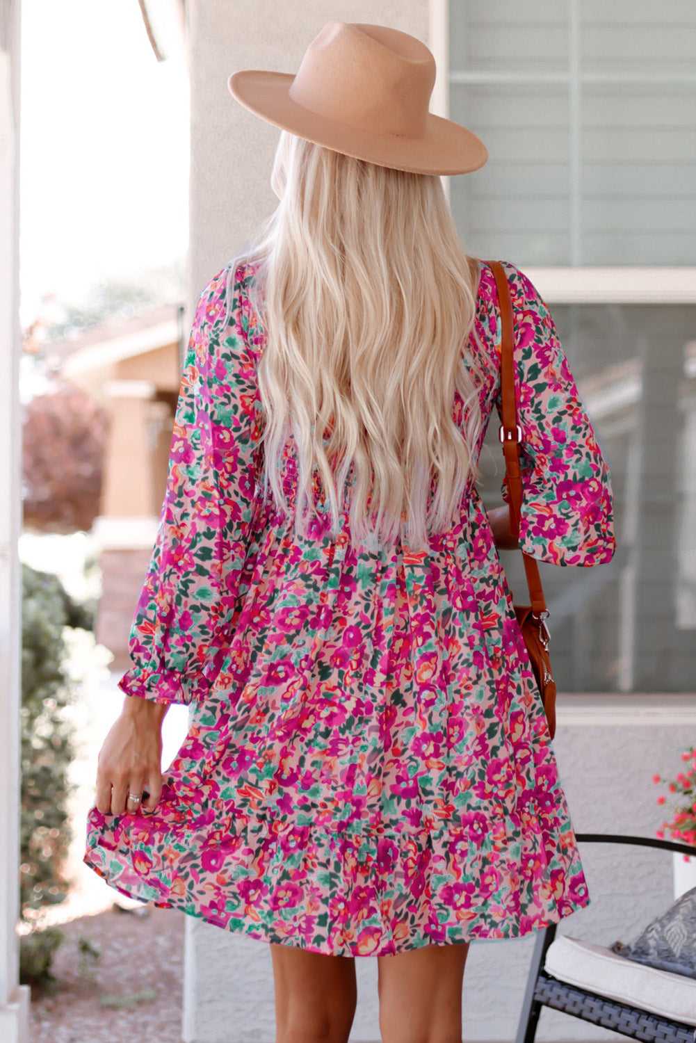 Ljubičasta cvjetna haljina s puf rukavima s V izrezom