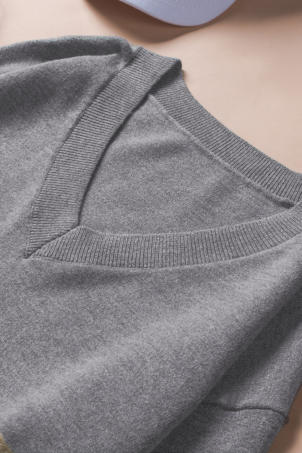 Siv pulover z v-izrezom v barvnih blokih