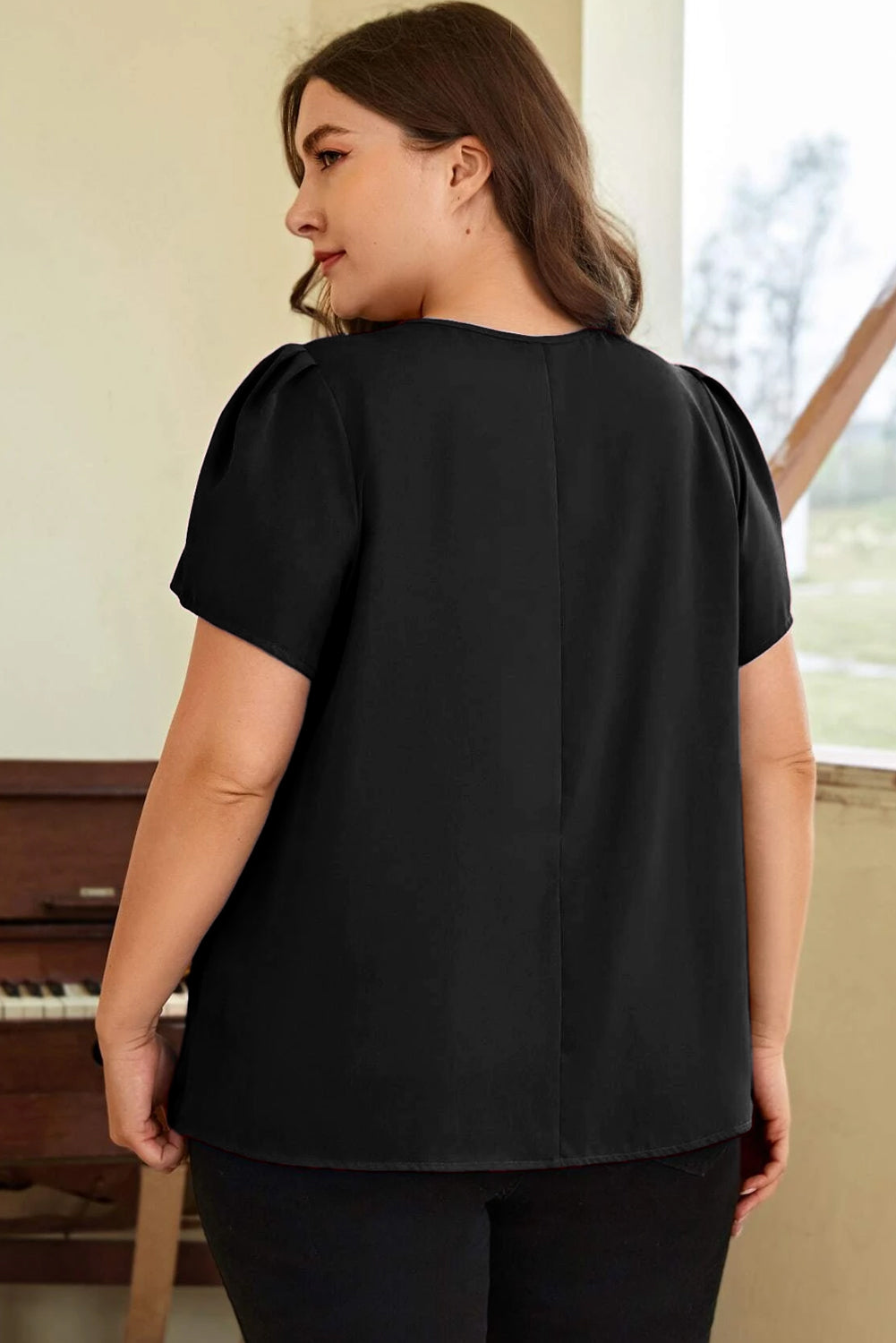 Crna majica velikih veličina s okruglim izrezom i nabranim ključanicama