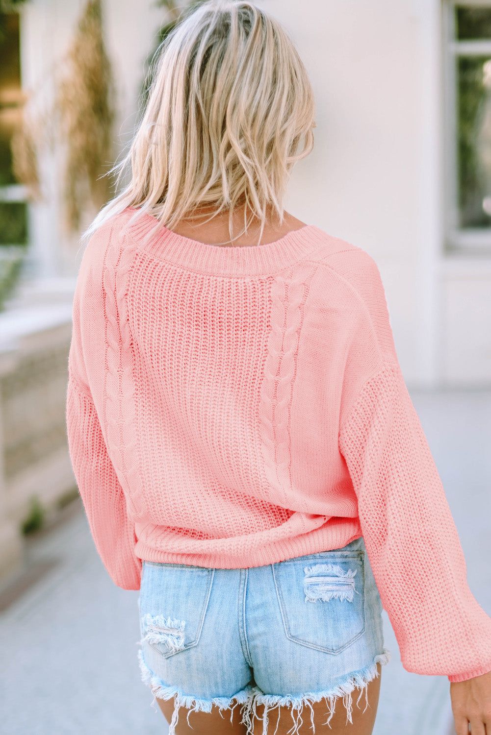 Rožnat pleten pulover z dolgimi rokavi in ​​v-izrezom