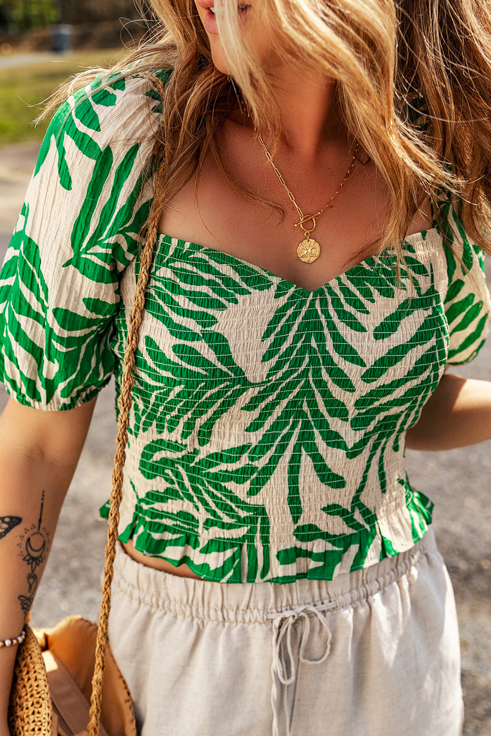 Temno zelena obrobljena majica s potiskom tropskih listov