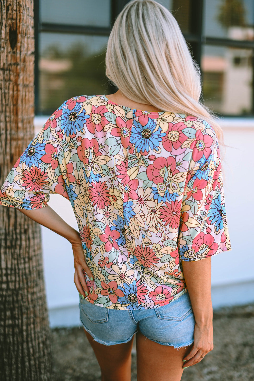 Večbarvna bluza s pol rokavi z v-izrezom in cvetličnim vzorcem