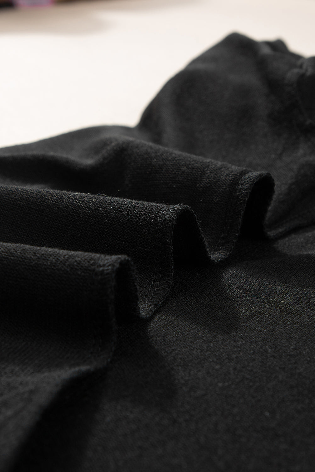 Črna majica s kratkimi rokavi in ​​okroglim izrezom z rebrastimi rokavi