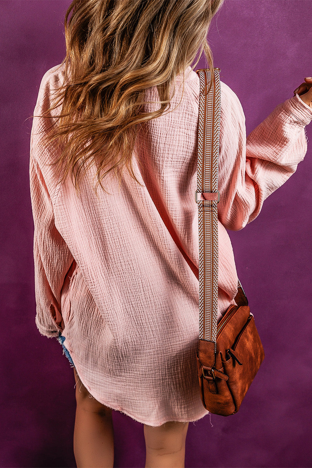 Ružičasta prevelika košulja tunika s izgužvanim rubom