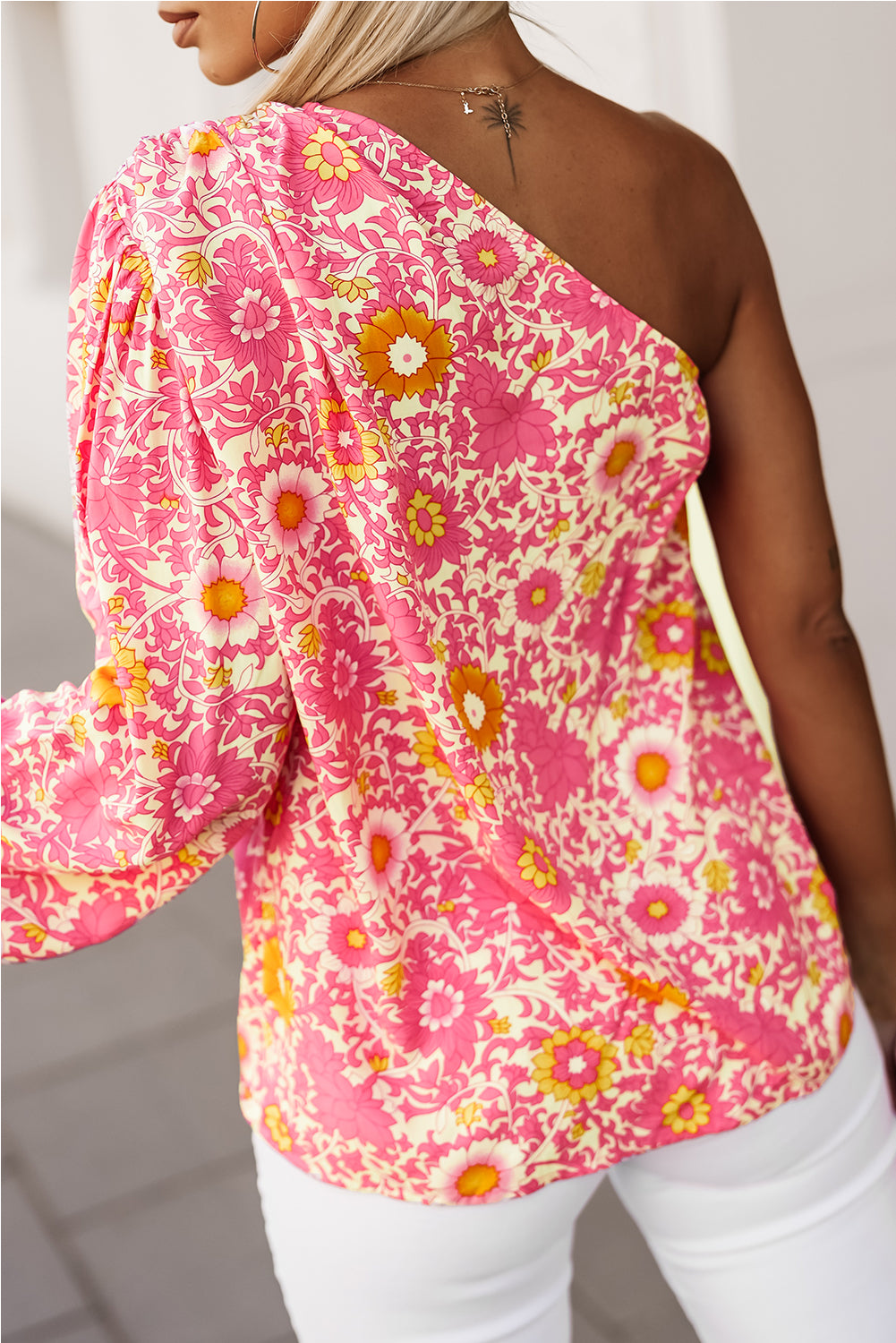 Rožnata bluza s cvetličnimi rokavi na eno ramo in naborke
