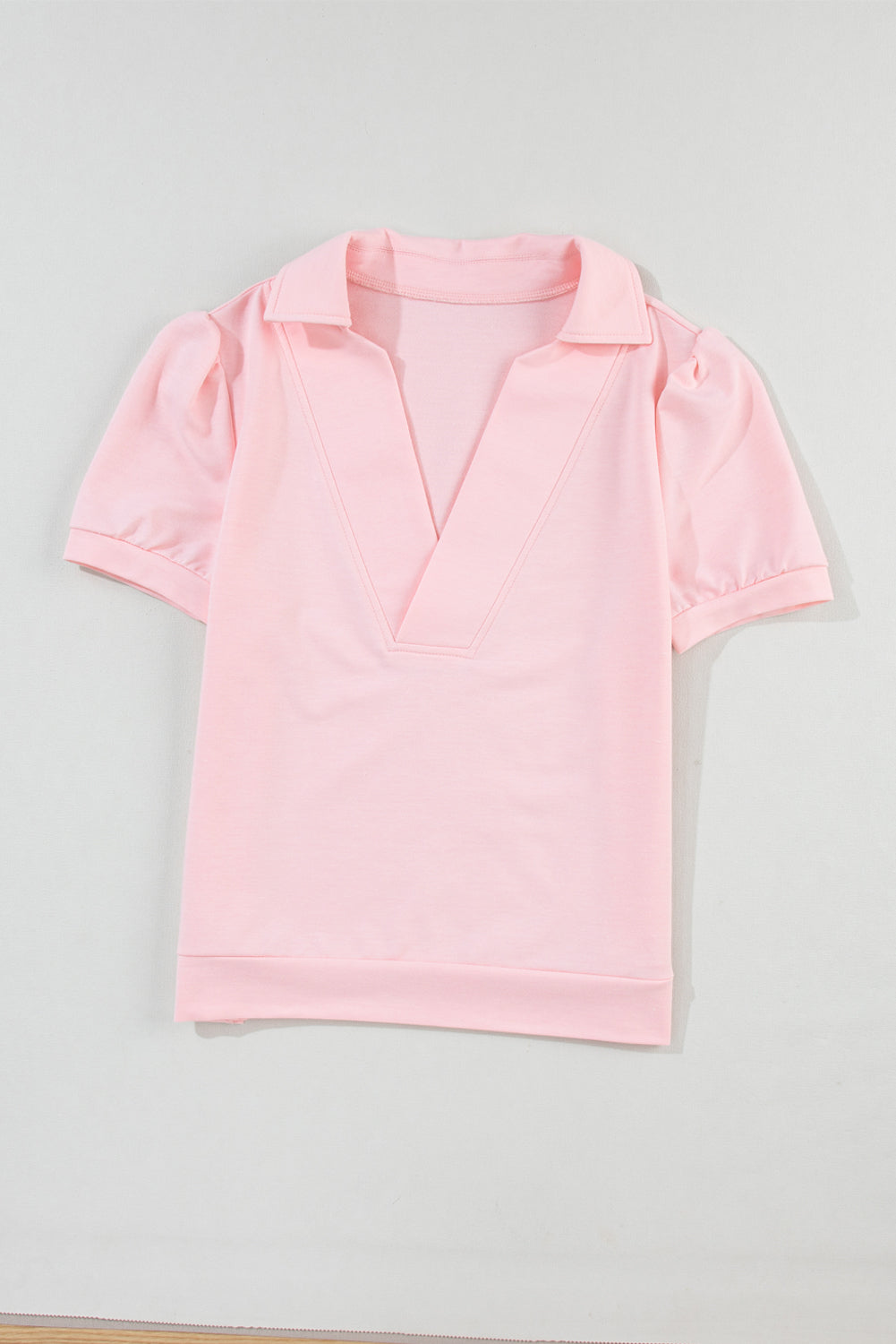 Rosa T-Shirt mit V-Ausschnitt und Puffärmeln und Kragen