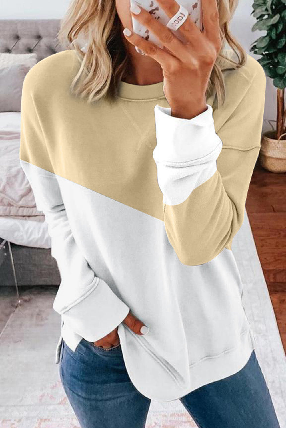 Svetlo moder pulover s spuščenimi rameni v obliki krpan