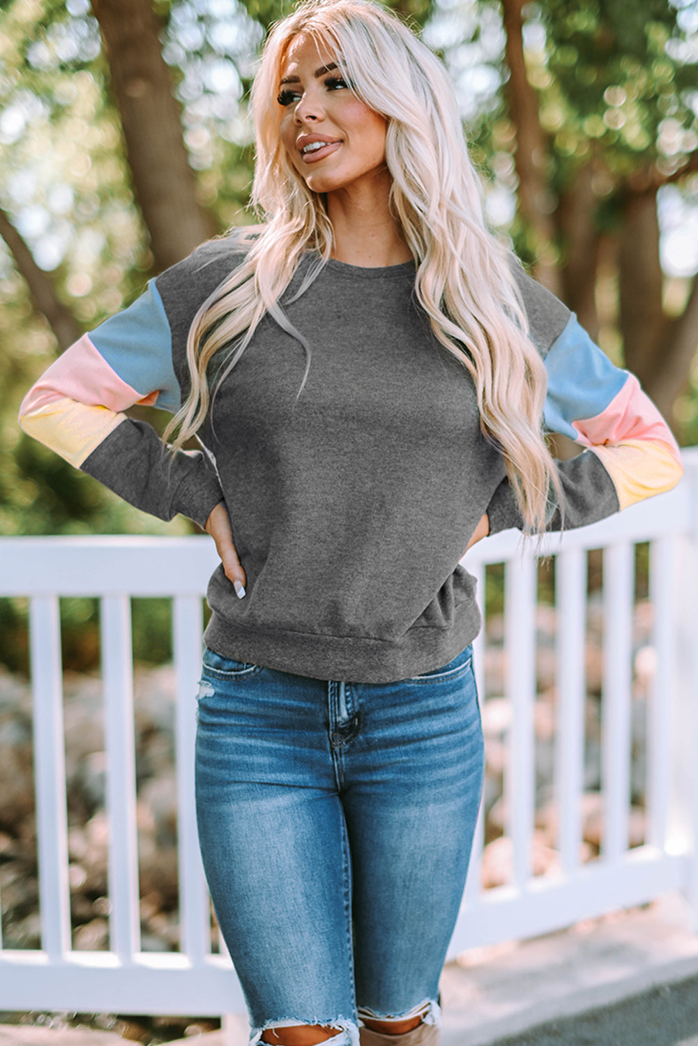 Siv pulover z dolgimi rokavi Colorblock