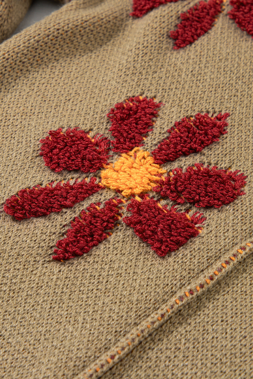 Pleten pulover z rebrastim v-izrezom in zelenimi cvetovi
