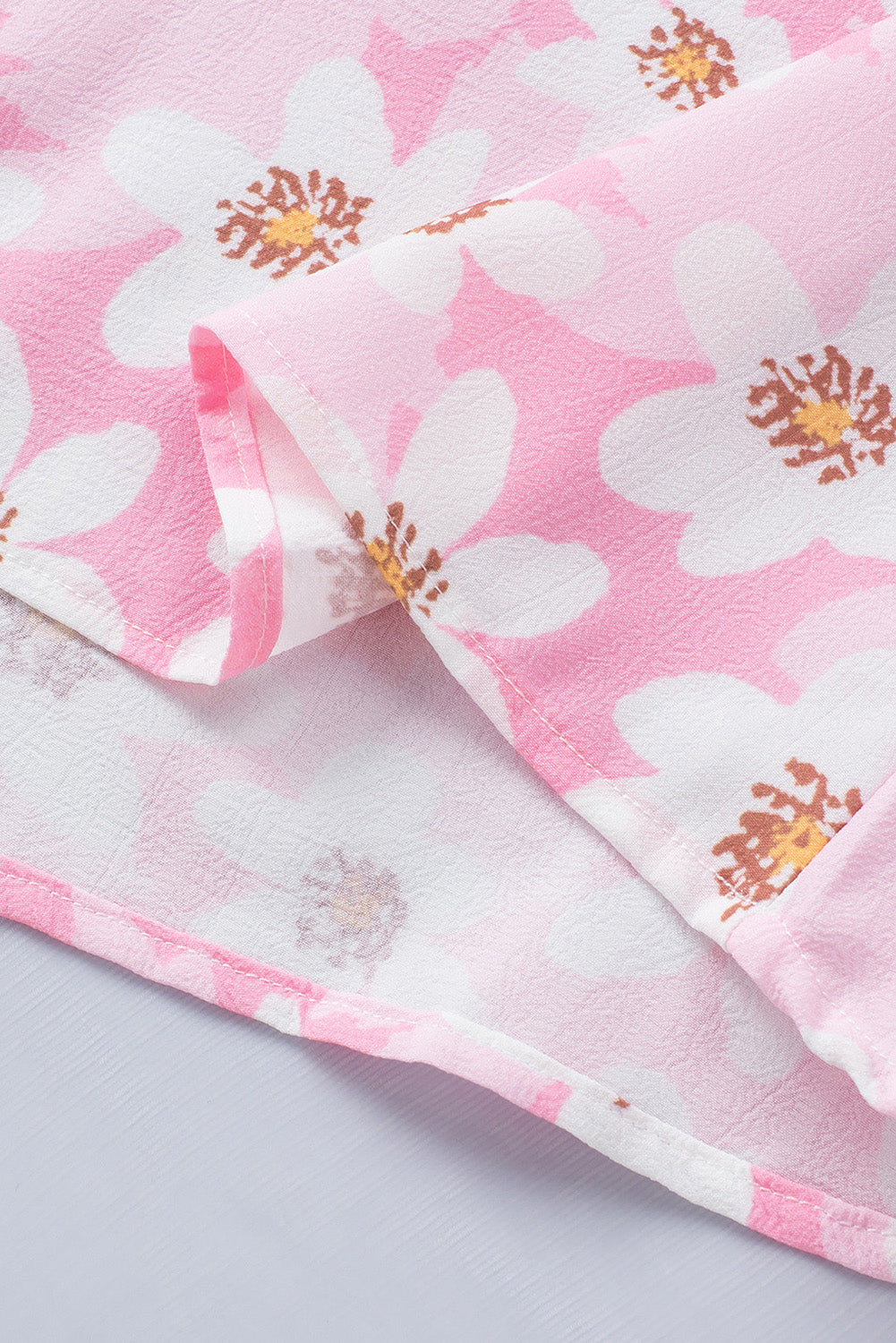Ružičasta bluza s ukrasima s volanima i slatkim cvjetnim printom